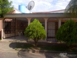 VENDO hermosa casa de 2 pisos en residencial Casa Real