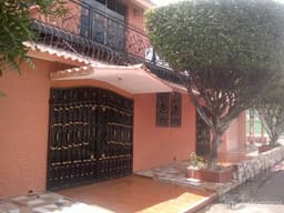 VENDO LINDA CASA DE 2 PISOS, PARA VIVIR U OFICINA.