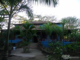 Casona con mucha vegetacion