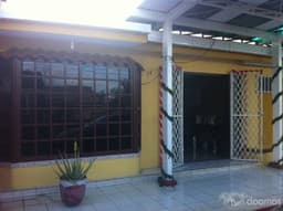 Vendo 2 Propiedades Juntas en Zona Residencial y Comercia muy Buen Precio
